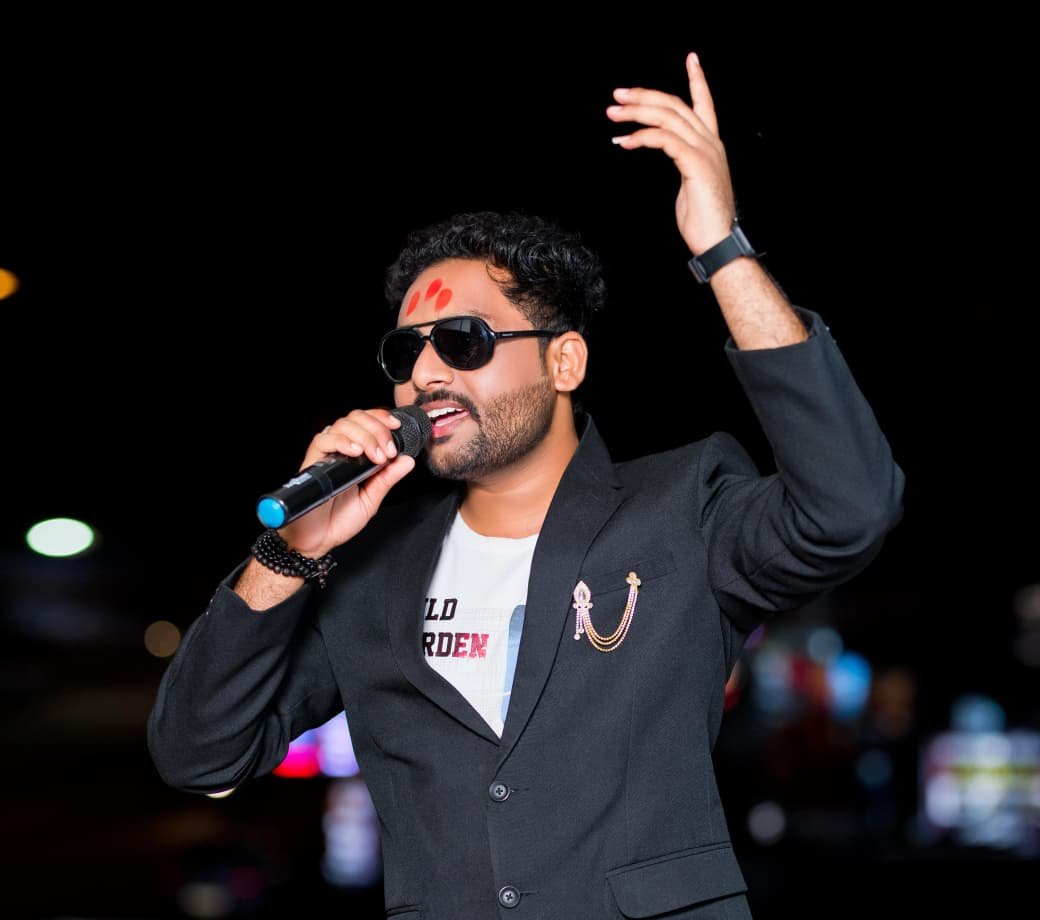Professional Live Singer & Stage Performance Service
